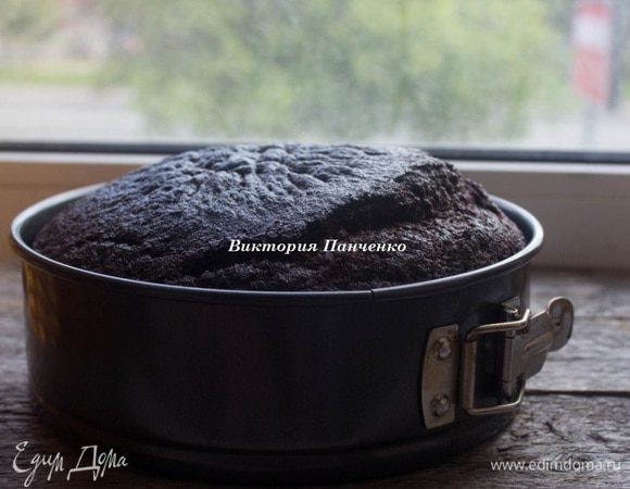 Готовый корж вынуть из формы. Аккуратно переложить  на решетку вверх дном и охладить. (Бугорок я потом срезала)