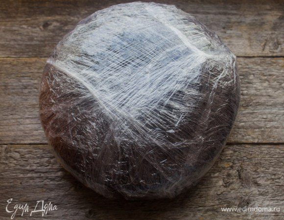 ВАЖНО!!!!!!!! Остывший корж затянуть в пленку и оставить на пару часов. Если в начале  снаружи корж кажется  суховатым, то позже он станет влажными и пористыми.

Кстати, в таком виде можно хранить корж в холодильнике 3-4 суток. Вкус от этого только выиграет.