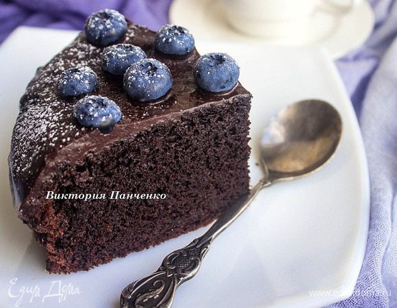 Для ганаша нагреть сливки, добавить в них кусочки шоколада и дать им полностью раствориться. Делать это лучше на водяной бане. В последнюю очередь добавить сливочное масло и перемешать. 
Корж полить остывшим ганашем и украсить любыми ягодами.
На следующий день пирог становится намного вкуснее. 