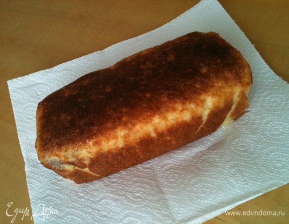 Вылить в форму застеленную пекарской бумагой, кладем несколько половинок черешни без косточек  слегка притопляя их в тесто и выпекаем при 180-200 градусах минут 30- 40.