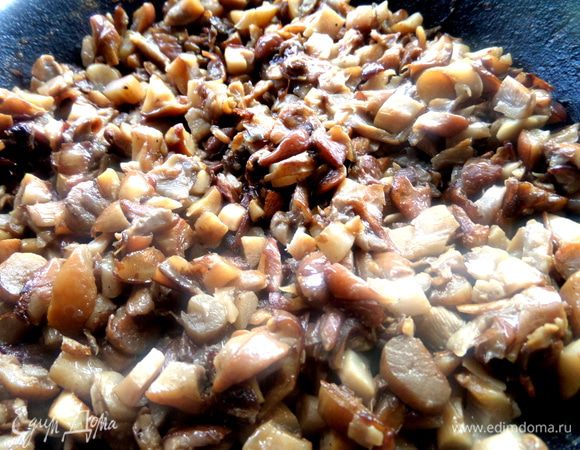 Обжариваем до полного выпаривания жидкости в растительном масле.