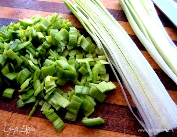 Лук-порей промываем,разрежем вдоль,а потом измельчим.