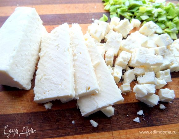 Брынзу нарезать на кубики.