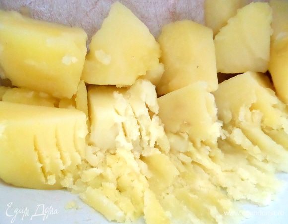 У меня осталось немного отварного картофеля,решила добавить для вкуса и объёма))) Разминаем картофель вилкой.
