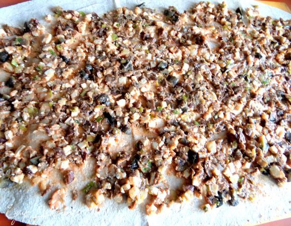 Раскрываем продолговатый лаваш и намазываем на него начинку.