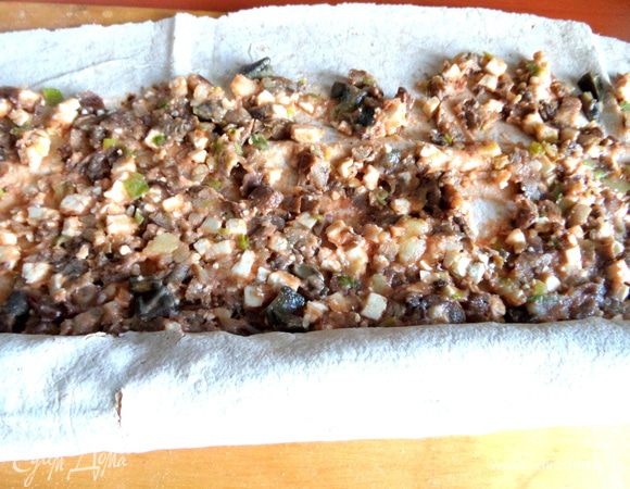 Сворачиваем плотно в рулет.