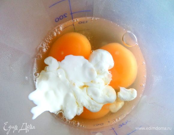 Для заливки смешиваем в шейкере яйца со сметаной и водой,чуть приправ или соли.