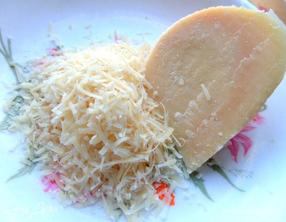 И посыпаем горстью тёртого сыра (у меня местный пармезан,вкуснятина неимоверная!).