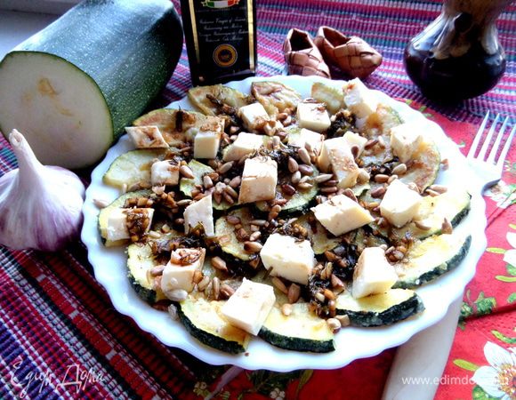 А вот и салатик,который я приготовила по рецепту Наташи: http://www.edimdoma.ru/retsepty/67566-devchachiy-teplyy-salat ,но благодаря посту Вики (Победа): http://www.edimdoma.ru/club/posts/16806-vashi-shedevry-moimi-rukami-chast-chetvertaya-salaty