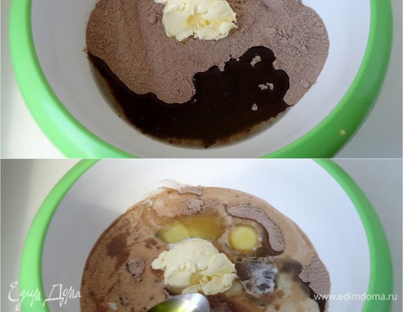 Поочередно добавить мягкое сливочное и растительное масло ( в оригинале оливковое), яйца, молоко и уксус. Уксус можно брать любой не более 6% (в оригинале был винный).