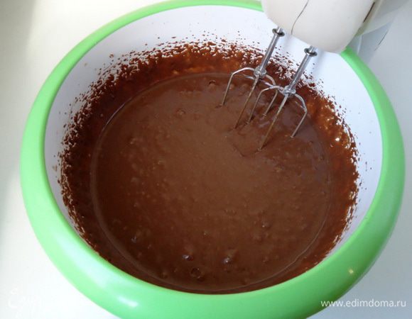 Все составляющие взбить миксером до полного объединения и гладкости теста.