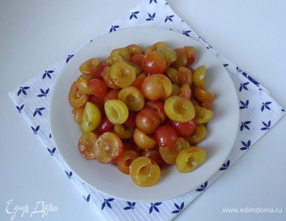 Сливы заранее вымыть и отделить от косточек. Количество слив указано примерно.