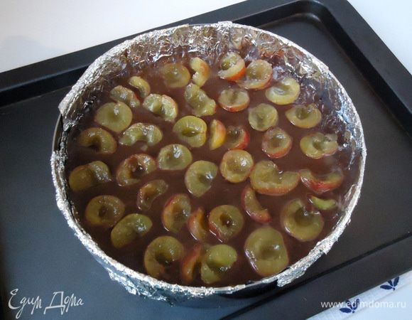 Половину теста вылить в форму для выпечки, разложить часть слив. Далее вылить вторую часть теста и разложить оставшиеся сливы. Выпекать в заранее разогретой духовке при 175°С 1 ч. 10 мин. Если бисквит печь без слив и прочих фруктов, то время выпечки надо сократить от 50 до 60 минут, просто проверяйте шпажкой на готовность.