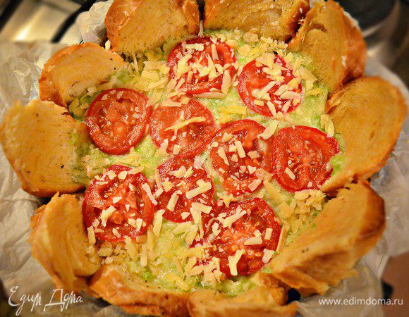 Сверху выложить нарезанный дольками помидор, посыпать оставшимся сыром и запекать около 40 мин при 180г. Если ломтики хлеба быстро подрумяниваются при запекании, то можно накрыть форму фольгой.