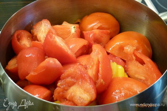 Спелые помидоры моем и нарезаем крупными дольками в кастрюлю. Я каждый помидор делила на 4 части.