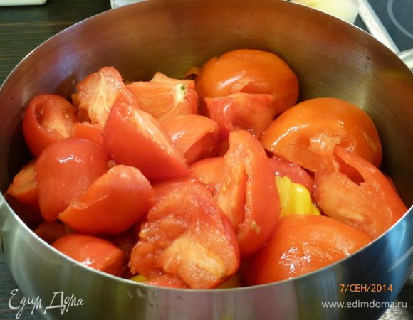 Спелые помидоры моем и нарезаем крупными дольками в кастрюлю. Я каждый помидор делила на 4 части.
