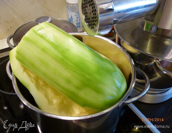 Кабачки очищаем от кожицы и семечек.