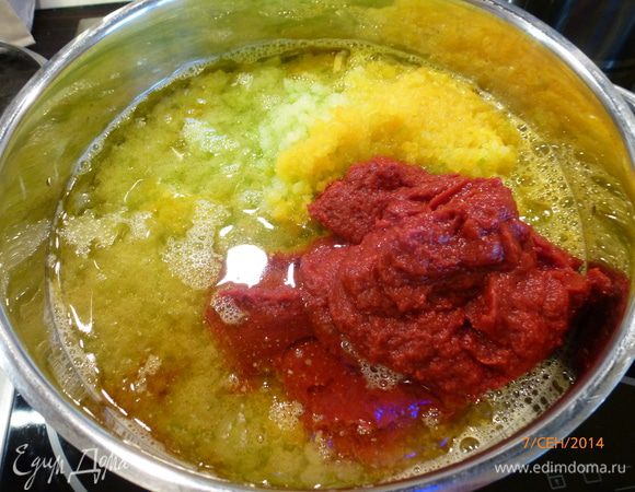 ..., томатную пасту и масло.