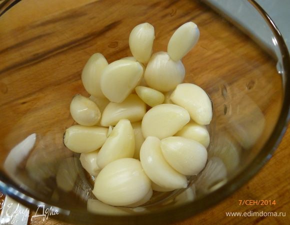 Далее добавляем измельченный чеснок (я его пропускаю через пресс) и уксусную эссенцию. Кипятим еще 5-10 минут. Чеснока можно и больше, по рецепту шло 100 гр. Тут дело вкуса.