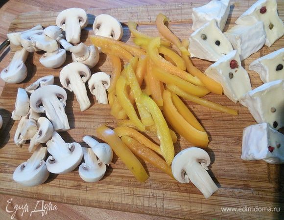 Сыр, в оригинале с зёрнами зеленого перца, нарезать на треугольники, перец соломкой, шампиньоны пополам, помидор кольцами. 