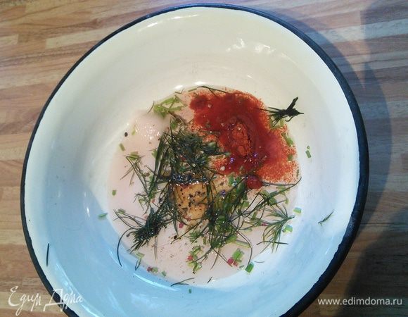 Для заправки уксус смешать с табаско, паприкой, солью, перцем. Оборвать листики с петрушки, шнитт-лук, укроп мелко порубить. Зелень добавить к заправке. 