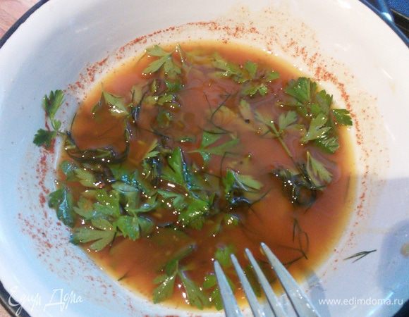 Вмешать масло, взбить вилкой до образования эмульсии. 