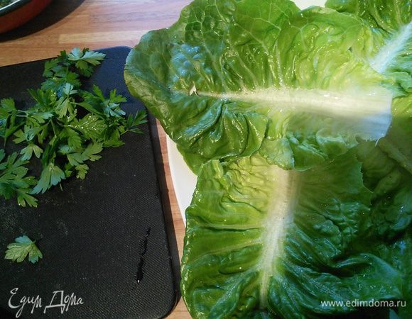 Разложить салатные листья как тарелку. 
