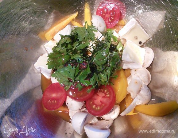 Все составляющие салата смешать в миске с заправкой. Выложить на салатные листья, инжир нарезать тонкими ломтиками и выложить на блюдо. 