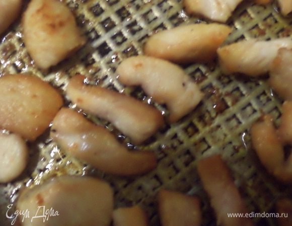 Куриное филе нарезать полосками, обжарить на растительном масле до зарумянивания, посолить, поперчить.