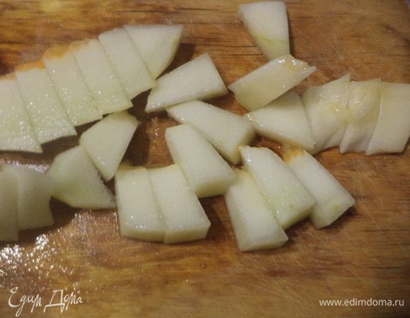 Мякоть дыни нарезать ломтиками. Лепестки миндаля подсушить на сухой сковородке без жира.