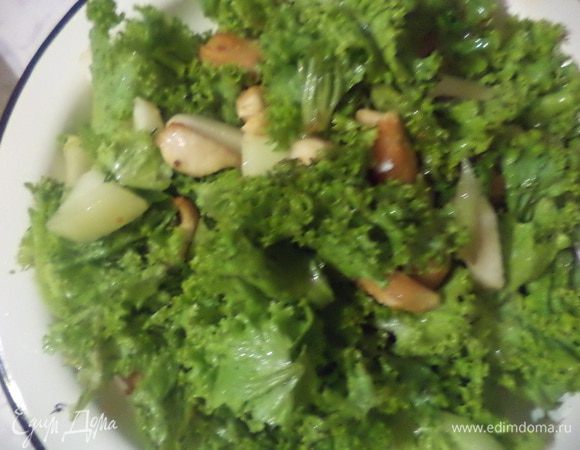 Куриное филе перемешать с дыней и листьями салата.