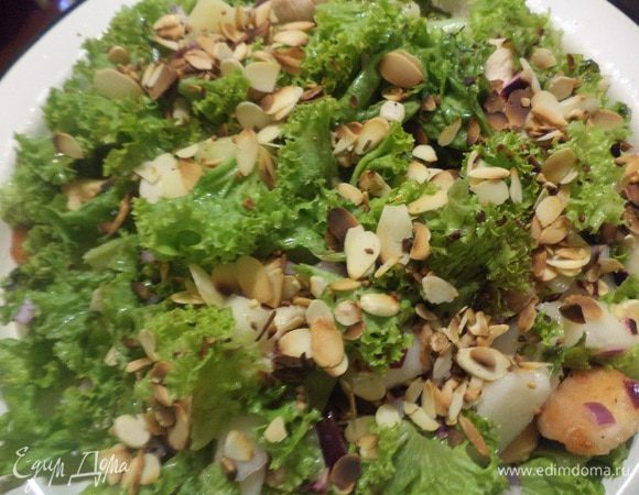 Для заправки красную луковицу мелко порубить. Перемешать оливковое масло, лимонный сок, сахар и сливки, перемешать. Посолить, поперчить, добавить измельчённый лук, перемешать. Салат полить соусом, перемешать. Посыпать салат орешками. Приятного аппетита!



