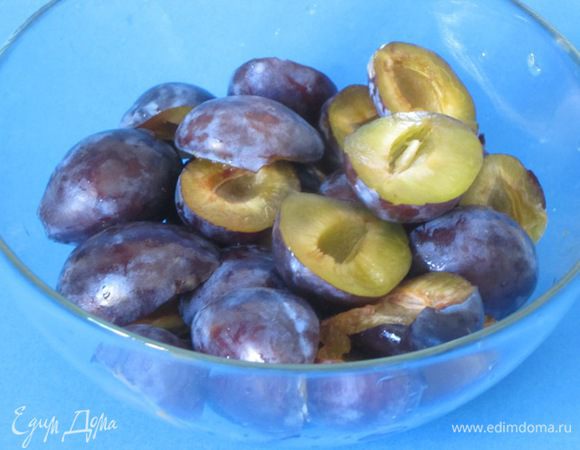 Сливы вымыть, обсушить, разделить на половинки без косточек.