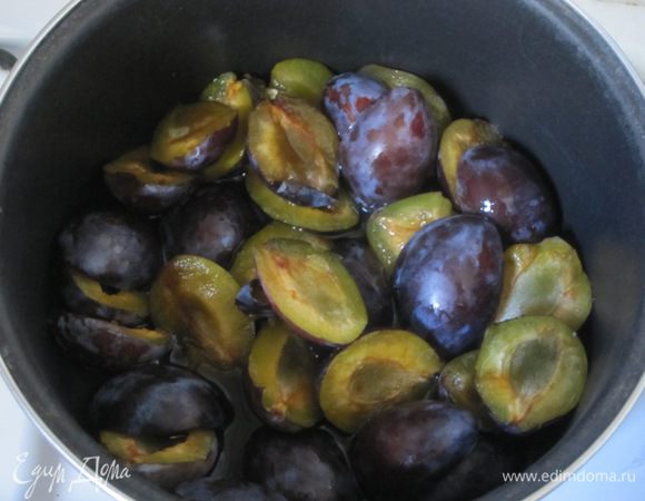 Выложить в кастрюлю, залить 130 мл воды. Поварить на небольшом огне.