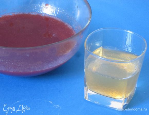 Желатин замочить в оставшейся холодной кипяченой воде - 140 мл. Оставить на 40 минут.