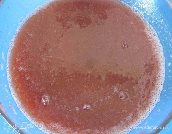 Нагреть до растворения желатина. Соединить со сливовым пюре и хорошо перемешать.