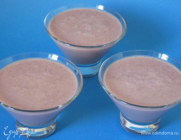 Тонкой струйкой влить сгущенное молоко и снова взбить. Сгущенки можно взять меньше. Выложить в креманки.