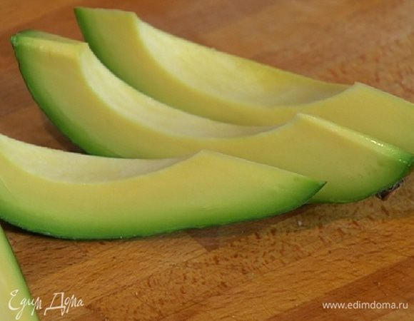 Авокадо почистить и, удалив косточку, нарезать тонкими ломтиками.