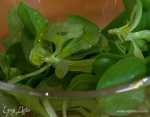 Листья салата полить оливковым маслом и оставшимся лимонным соком, посолить, поперчить и перемешать.