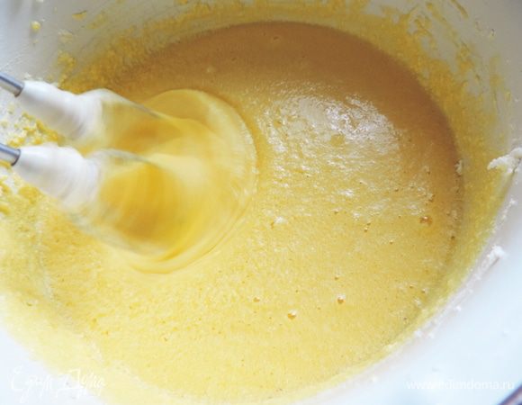 Теперь по одному добавляем яйца, после каждого взбиваем по одной минуте. Затем добавляем сметану и снова взбиваем до однородности.