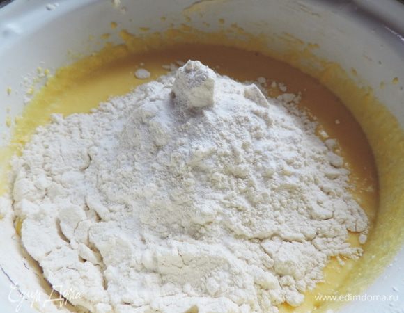  Теперь просеиваем сверху муку с содой.