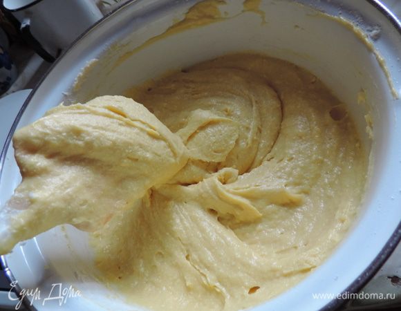  Перемешиваем все спокойно лопаткой. Тесто получается густое и вязкое.