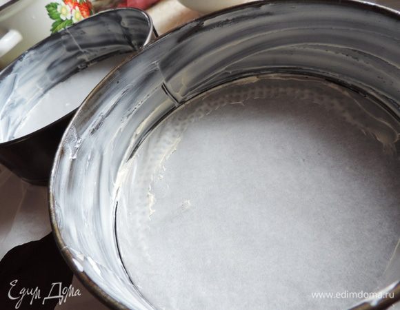 Подготовим формы для выпечки. У меня было две формы диаметром 22см, в них я и выпекала сразу по два коржа за раз. Я советую для выпечки брать форму 22см, максимум 23см. В большей получите не корж, а блинчик. В меньшей получатся слишком высокие пышки. Формы выстилаем бумагой, бортики смазываем маслом или маргарином.