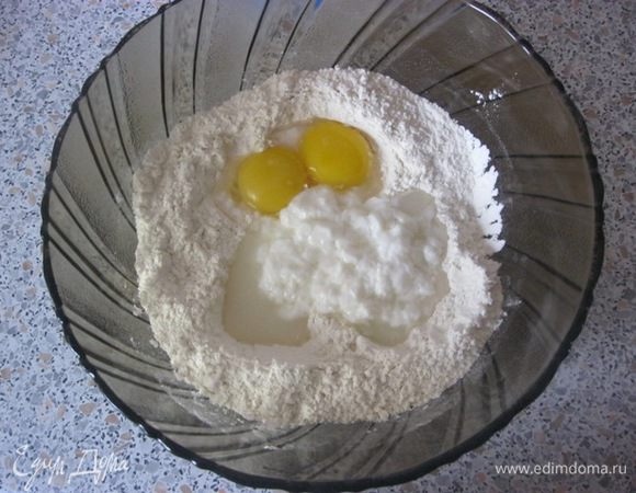 Добавить йогурт, желтки и ваниль.