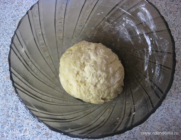 Замесить гладкое, однородное тесто.
