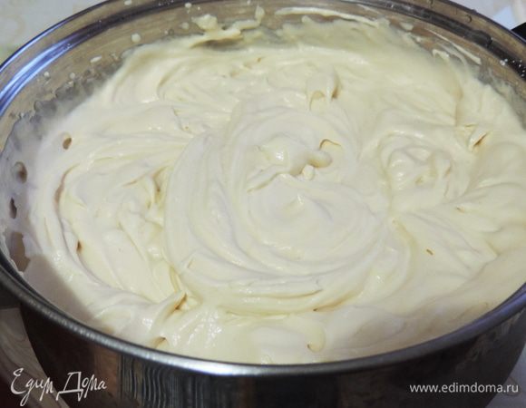 Получаем очень вкусный ароматный крем. Попробуйте его на сахар. Мне его показалось достаточно, но сладкоежка-муж потребовал еще сахара. Так что я добавила еще две ложки сахарной пудры)))