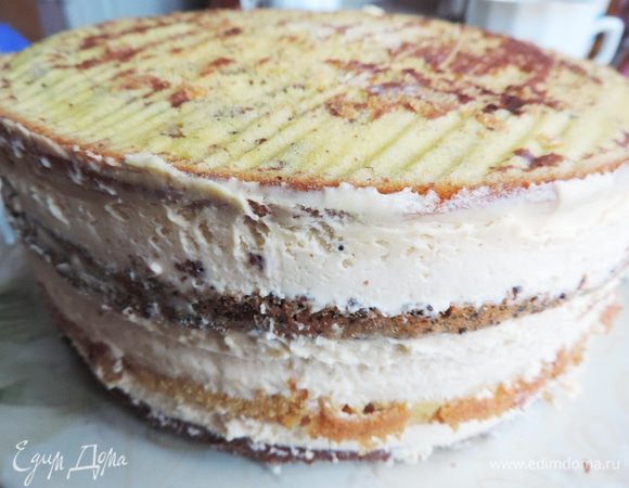 Так чередуем коржи и крем. Последний корж кремом не смазываем. Примерно 1/4 часть крема оставляем для оформления торта. Всю конструкцию убираем в холодильник на ночь, минимум на 8 часов. Торт должен хорошенько пропитаться. Крем закрываем пищевой пленкой и тоже отправляем в холодильник.
Утром освобождаем торт от бортиков формы. Я просто аккуратно провожу ножом вдоль бортика и снимаю кольцо.