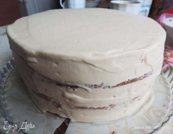 Обмазываем торт оставшимся кремом. Я две ложки отложила в кондитерский мешок с насадкой "звездочка".