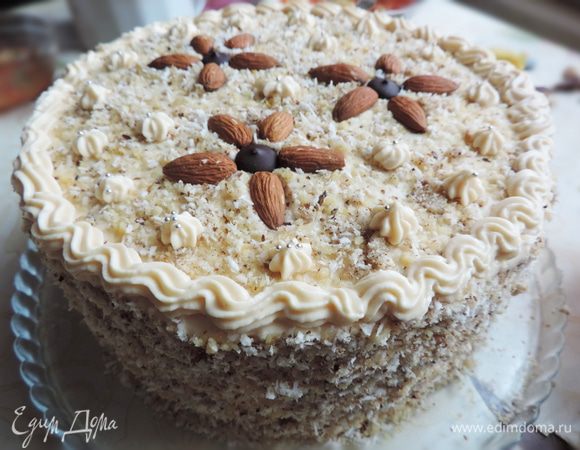 Обсыпаем бока и верх торта молотыми грецкими орехами с кокосовой стружкой. И украшаем торт по своему желанию, если оно есть))) Если даже нет желания возиться с кремом и бордюрчиком, то я рекомендую сделать симпатичные ромашки из миндаля. Можно взять очищенный арахис, только цветочков сделайте побольше, так как они будут маленькими.
