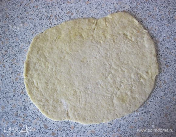 Рабочую поверхность густо посыпать мукой.
Тесто разделить на две части, каждую часть тонко раскатать.